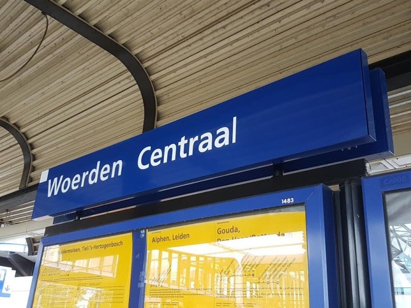 Het stationsbord met de opvallende tekst 'Woerden Centraal' (Foto: Treinenweb)