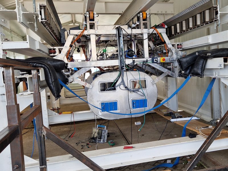 Het prototype Theia in zijn testfaciliteit voor onderhoud en het afstellen van de techniek. (Foto: Treinenweb/Clayweb)