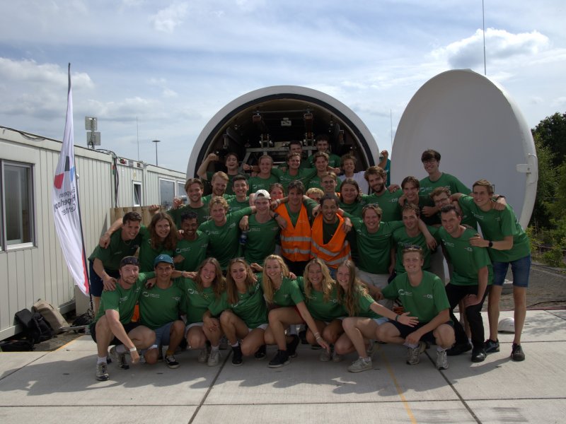 Het trotse team van studenten van de TU Delft die vier awards binnengehaald hebben. (Foto: Delft Hyperloop)