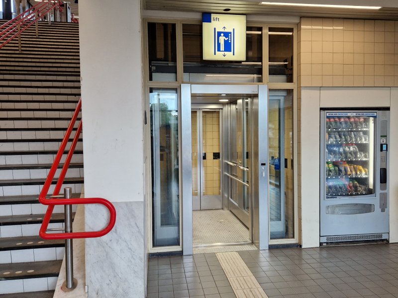 Een onlangs vernieuwde lift op station Woerden. (Foto: Treinenweb/Clayweb)