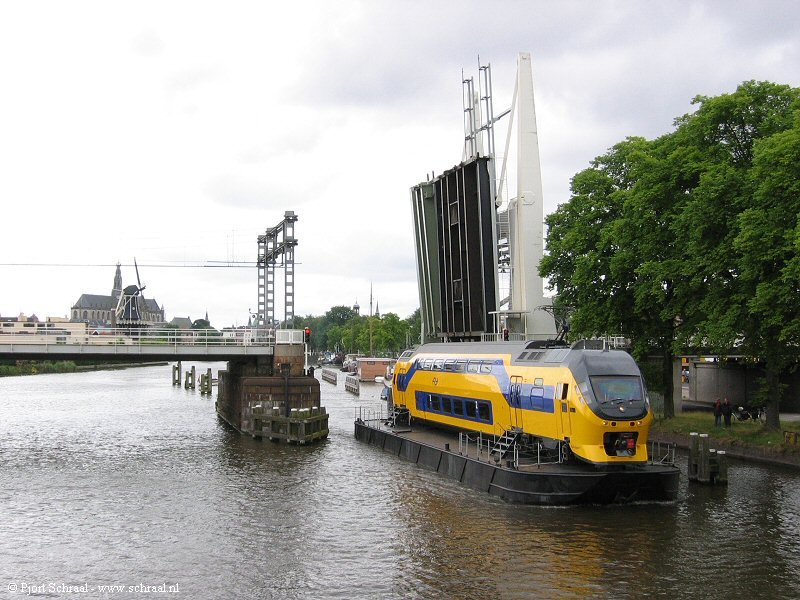 De varende trein passeert hier de spoorbrug bij Haarlem. (Rechten: Pjort Schraal)