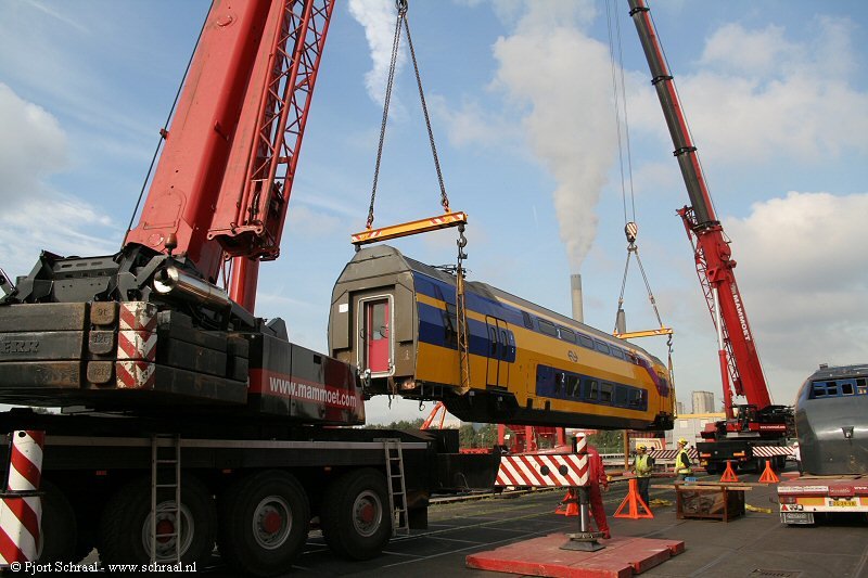Op 13 september werd de trein in de Coenhaven weer losgemaakt van de pont (Rechten: Pjort Schraal)