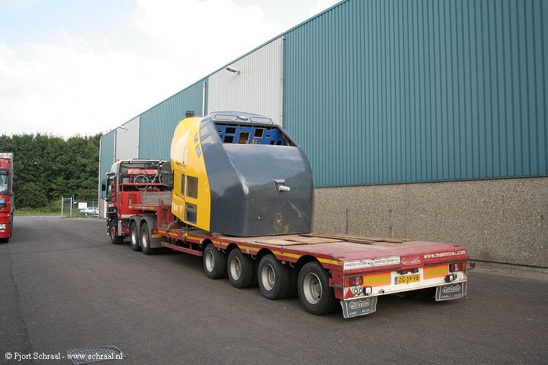 Ook de kop met de besturingscabine is losgemaakt en wordt weer naar de loods getransporteerd. Vanwege het ontbrekende frontraam zie je een ontmantelde besturingstafel zitten.(Rechten: Pjort Schraal)