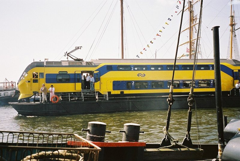 De Railklipper die tijdens Sail 2005 over het IJ vaart. (Rechten: S.J. de Waard)