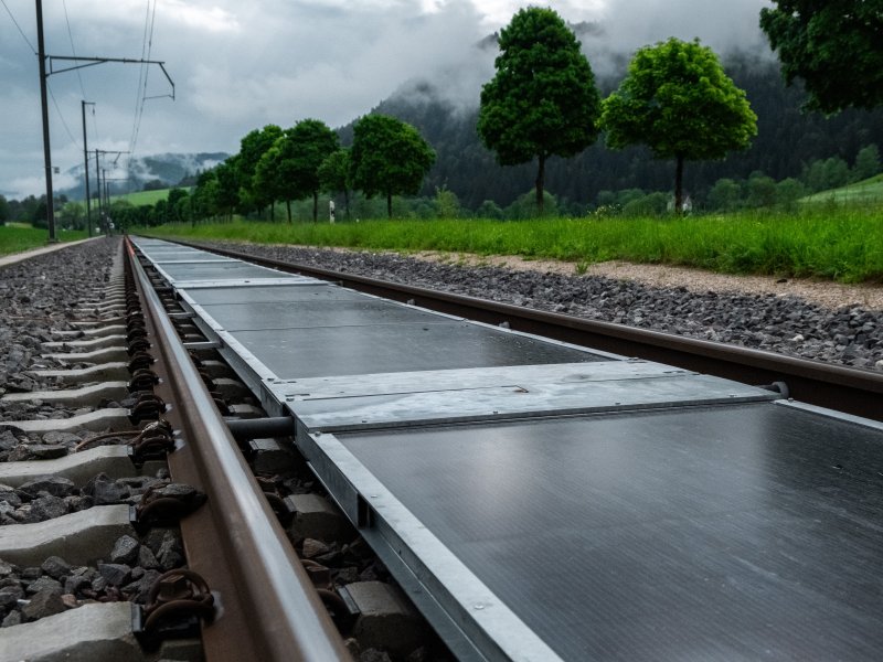 De zonnepanelen die tussen de rails liggen. (Foto: Sun-Ways)