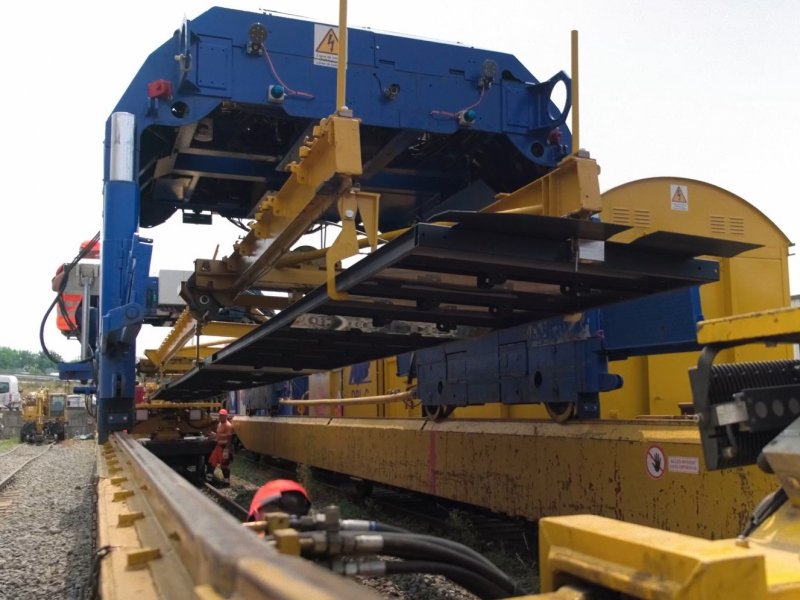 De panelen kunnen via een speciale machine worden tussen het spoor worden aangelegd. (Foto: Sun-Ways)