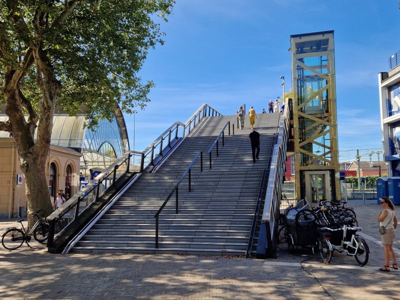 De trap van de passerelle naast het station van Zwolle. (Rechten: Treinenweb/Clayweb)