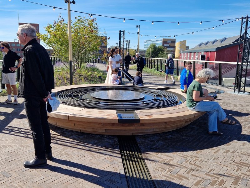 De passerelle biedt veel plek om lekker te kunnen zitten en te ontspannen. (Foto: Clayweb / Treinenweb)