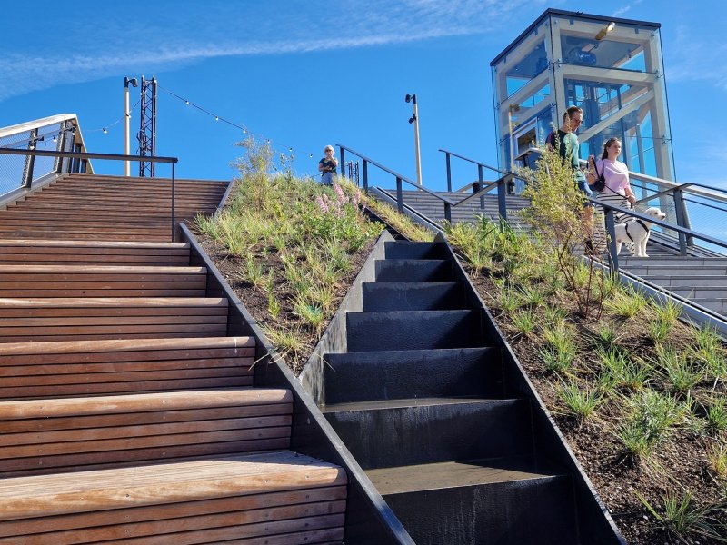 Aan de Spoorzone is een watervalletje aangelegd dat vlak na de opening al door kinderen werd benut als avontuurlijke trap. (Foto: Clayweb / Treinenweb)