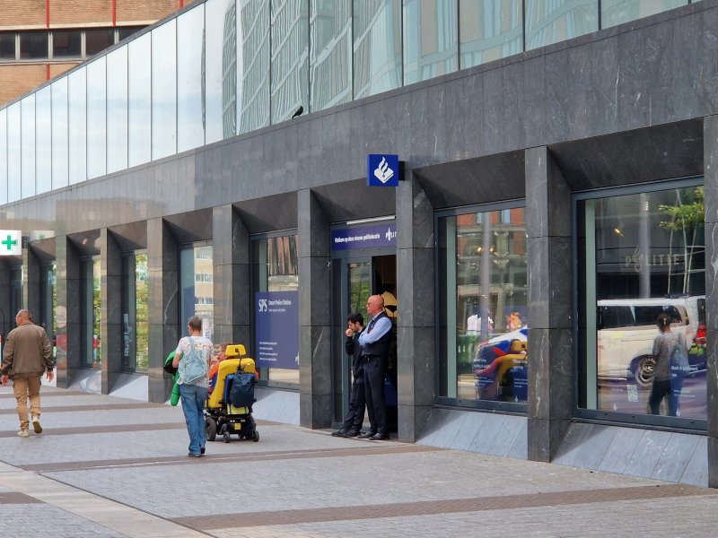 Het Smart Police Station onder het bollendak bij Utrecht Centraal. (Foto: Clayweb / Treinenweb)