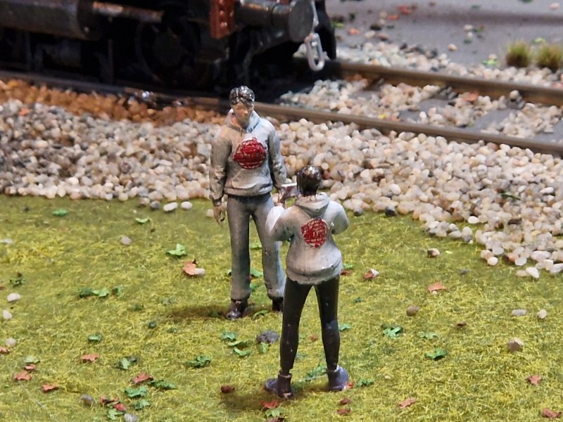 Ook het team van 24Trains.tv, het mediakanaal van Erik de Zwart, kreeg een plekje in de diorama. (Foto: Clayweb / Treinenweb)