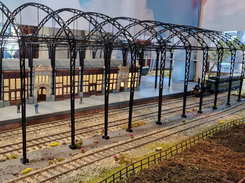 Op willekeurige momenten komt de stoomlocomotief in beeld. Een tweede locomotief volgt nog op termijn. (Foto: Clayweb / Treinenweb)