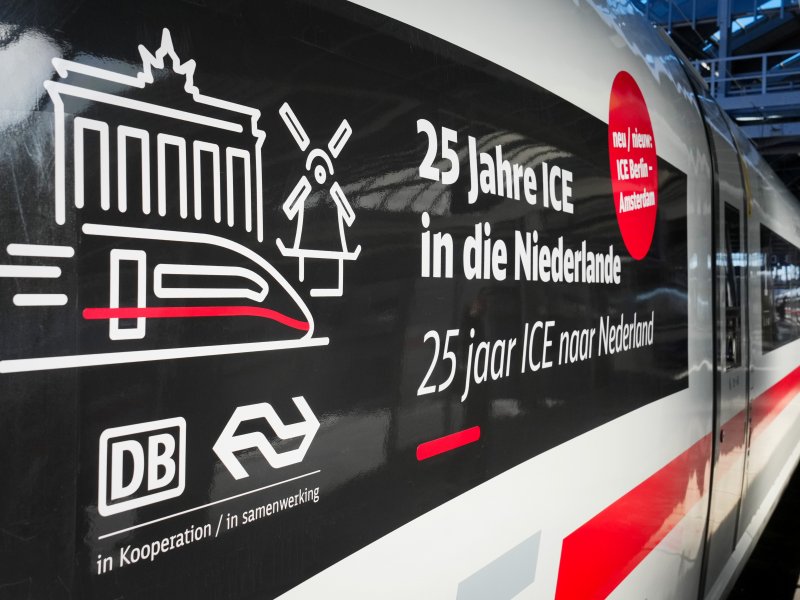 De trein is speciaal voor dit heugelijke feit voorzien van speciale bestickering. (Foto: Deutsche Bahn AG / Oliver Lang)