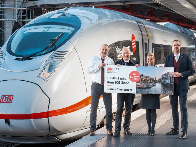 De delegatie bij het vertrek in Berlijn. (Foto: Deutsche Bahn AG / Oliver Lang)