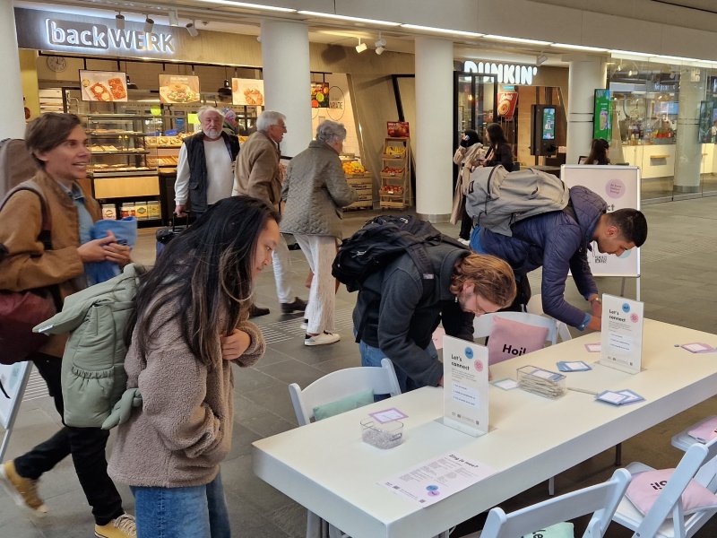 Reizigers konden op Leiden Centraal een praatje maken, een spelletje spelen of complimenten uitdelen. (Foto: Clayweb / Treinenweb)