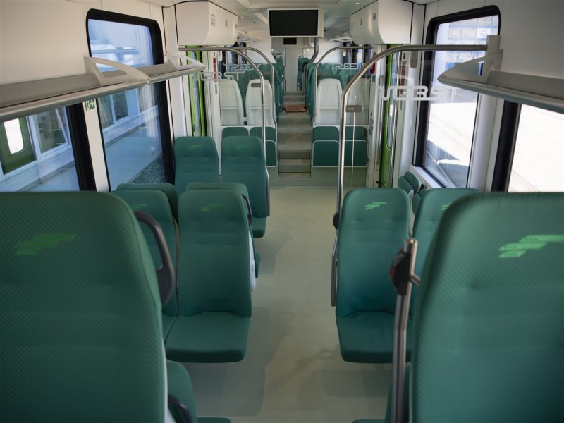 Het interieur van de trein wordt gekenmerkt met groene zetels. (Foto: Stadler Rail)