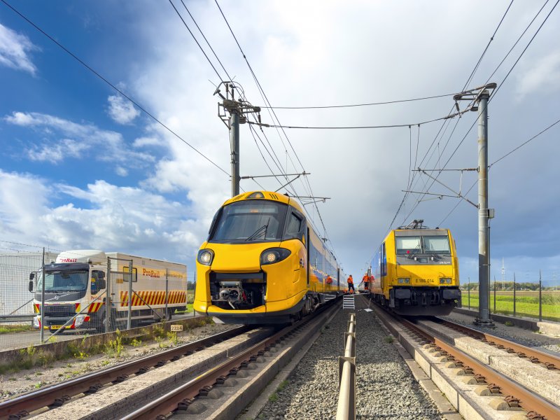 De evacuatie van de door de Traxx getrokken rijtuigcombinatie. (Foto: Maarten Otto)