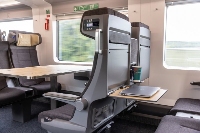De zitplaatsen in de eerste klas. (Rechten: Deutsche Bahn AG / Pablo Castagnola)