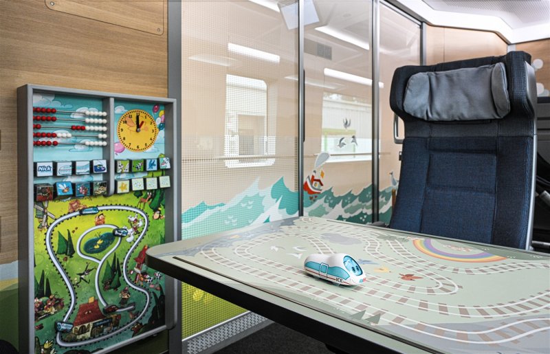Het familiecompartiment in de trein dat voorzien is van een speeltafel voor de allerkleinsten. (Rechten: Deutsche Bahn AG / Dirk Wittmann)