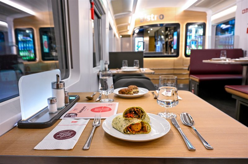 Een volwaardige bistro is ook aanwezig in deze trein. (Rechten: Deutsche Bahn AG / Dirk Wittmann)