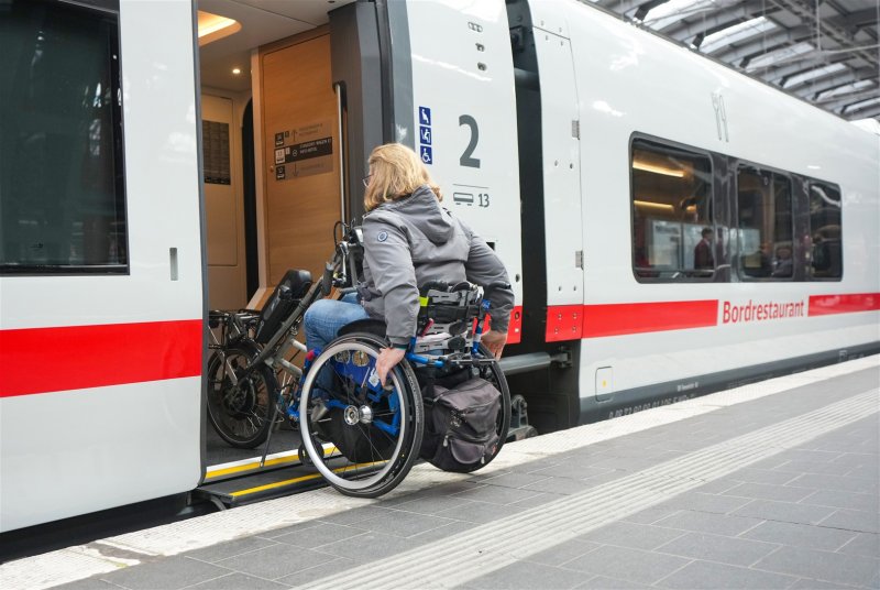 De ICE L is de eerste langeafstandstrein van de Deutsche Bahn die volledig zelfstandig toegankelijk is voor mensen in een rolstoel. (Rechten: Deutsche Bahn AG / Oliver Lang)