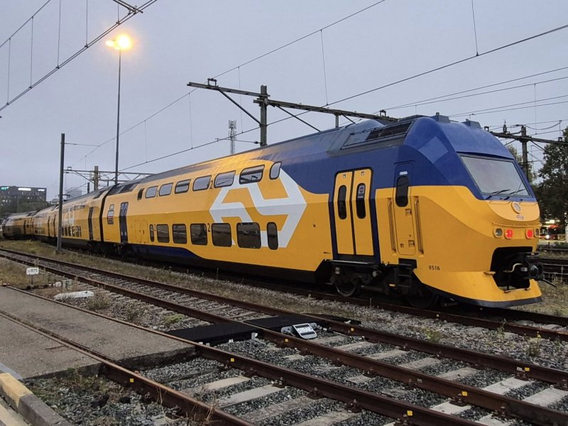 De eerste met ETCS voorziene VIRM op het emplacement van Eindhoven. (Foto: Ad van de Giessen)
