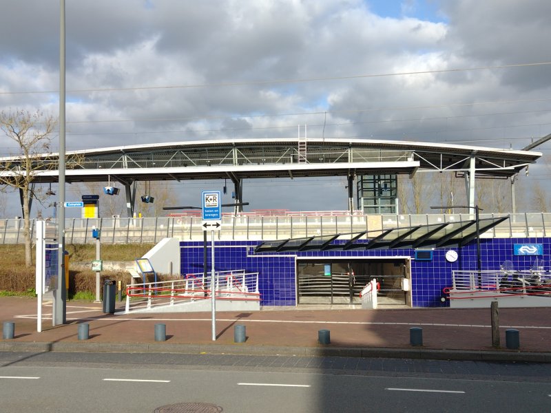 Het station van Abcoude dat binnenkort nog meer fietsparkeerplekken zal krijgen. (Foto: Sneeuwvlakte/CC)