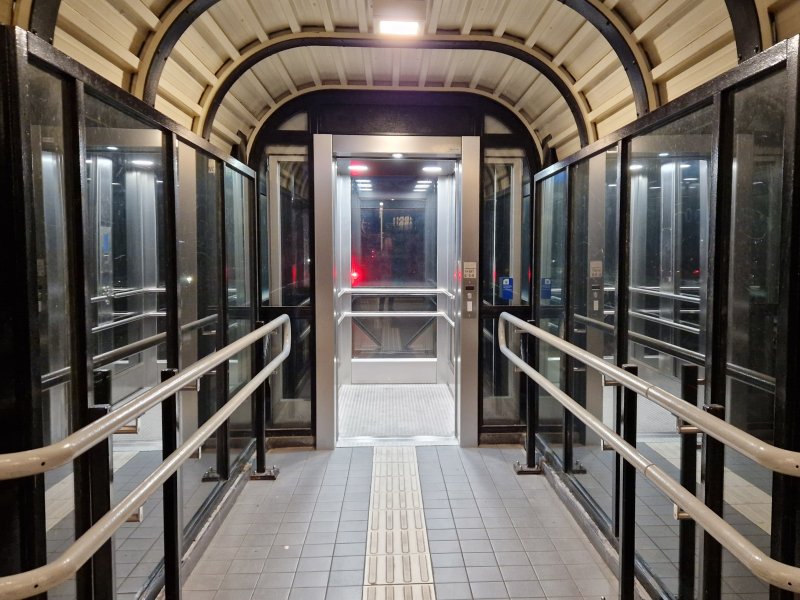 Een van de nieuwe vier liften op station Woerden. (Foto: Clayweb / Treinenweb)