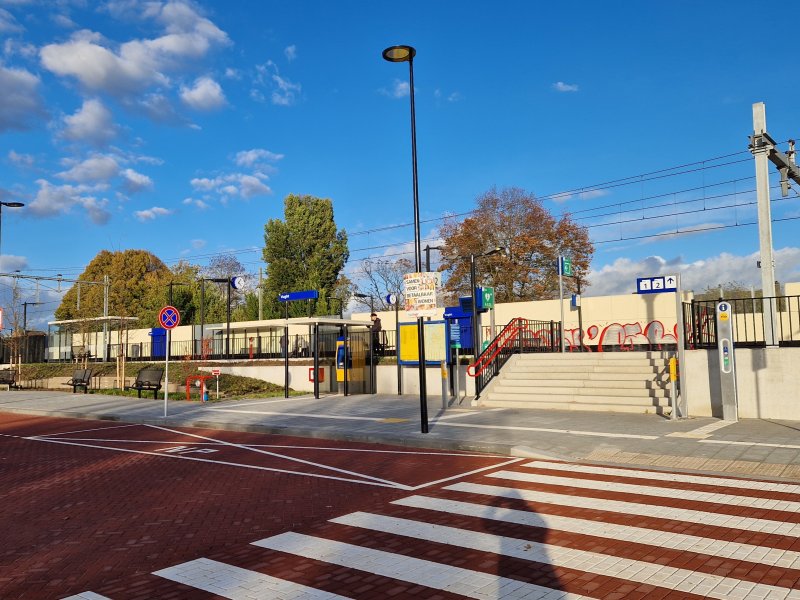 Het station heeft een overzichtelijke en bereikbare stationsomgeving. (Rechten: Clayweb / Treinenweb)