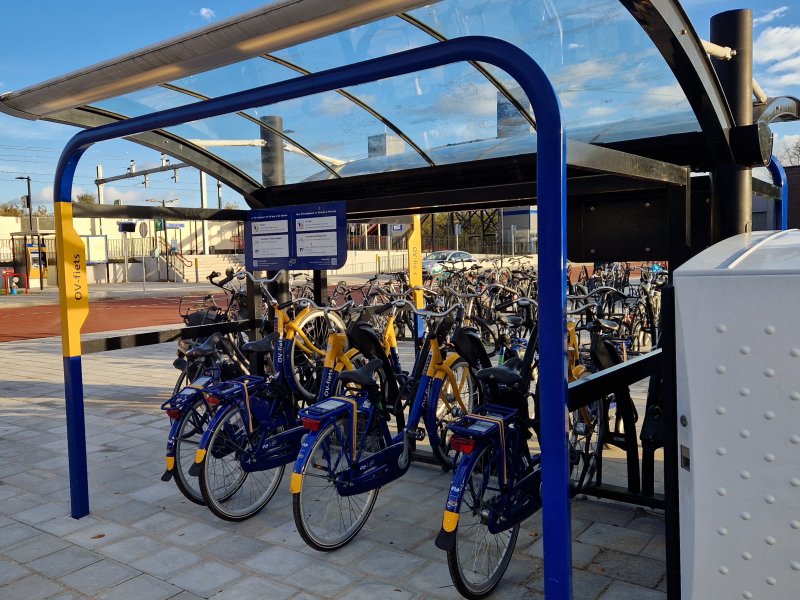 Ook de OV-fietsen en de fietskluizen liggen vlak naast de entree van het station. (Rechten: Clayweb / Treinenweb)