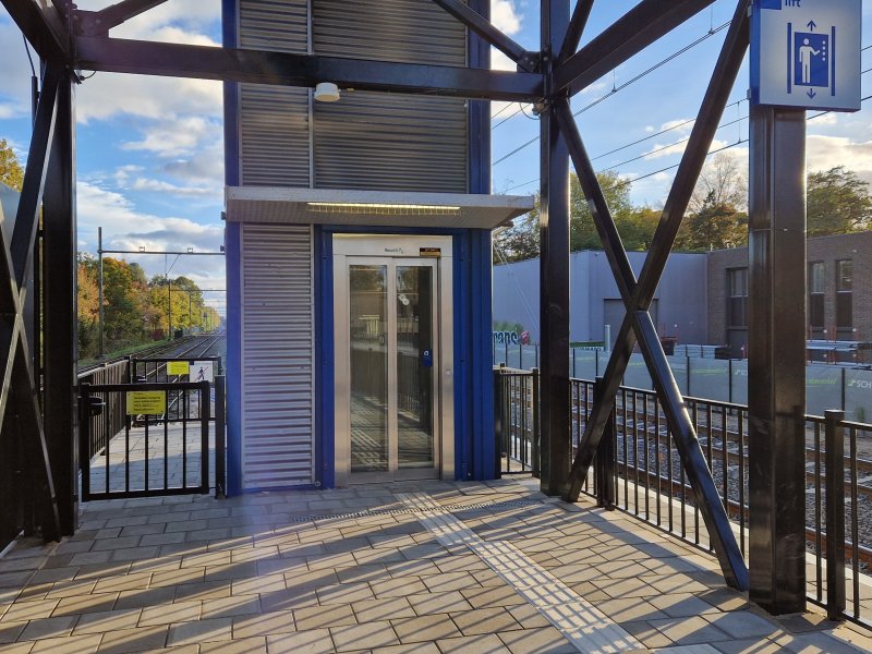 In tegenstelling tot eerdere tijdelijke liften, is deze lift voorzien van glazen deuren en ook voorzien van alle toegankelijkheidsfuncties die andere liften hebben. (Rechten: Clayweb / Treinenweb)