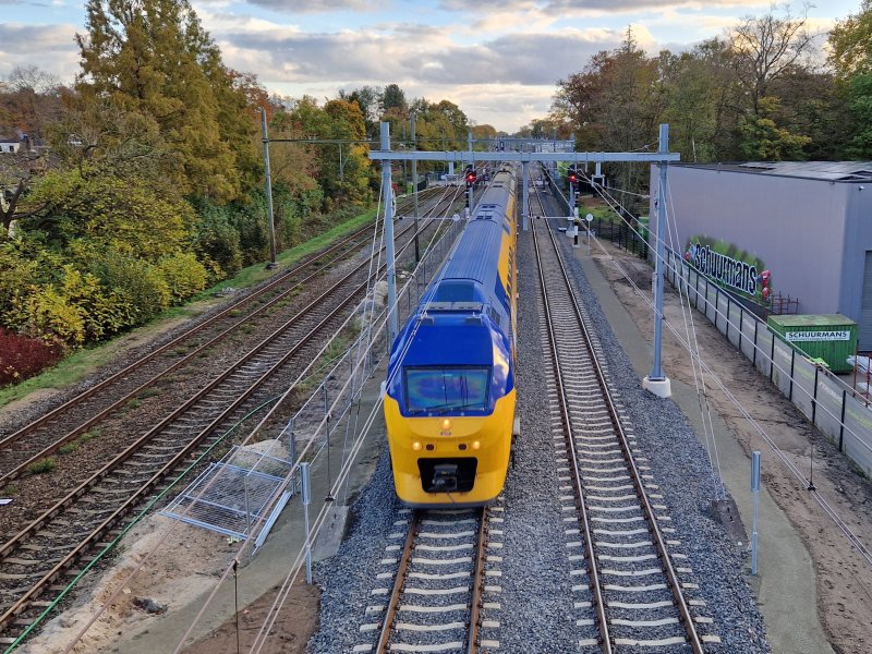 Vanaf de traverse heb je een heel mooi overzicht naar de werkzaamheden die de komende jaren op het naastgelegen spoor plaats zullen vinden. (Rechten: Clayweb / Treinenweb)