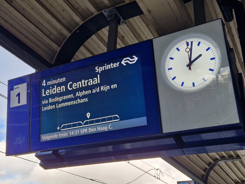 De blauwe modus is voor visueel beperkten beter leesbaar. (Foto: Clayweb / Treinenweb)