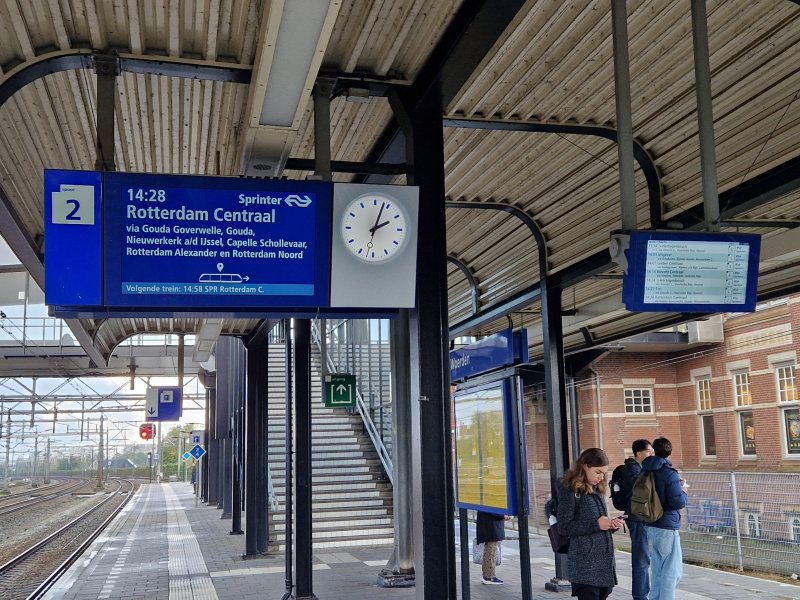 De verschillen tussen het perronbord en het vertrektijdenbord zijn duidelijk te zien, het vertrektijdenbord op dit station zal op korte termijn ook aangepast worden. (Foto: Clayweb / Treinenweb)