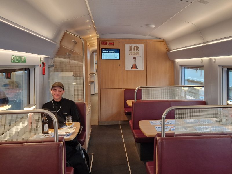 De bistro was om half elf in de ochtend nog niet volledig bezet. (Foto: Clayweb / Treinenweb)