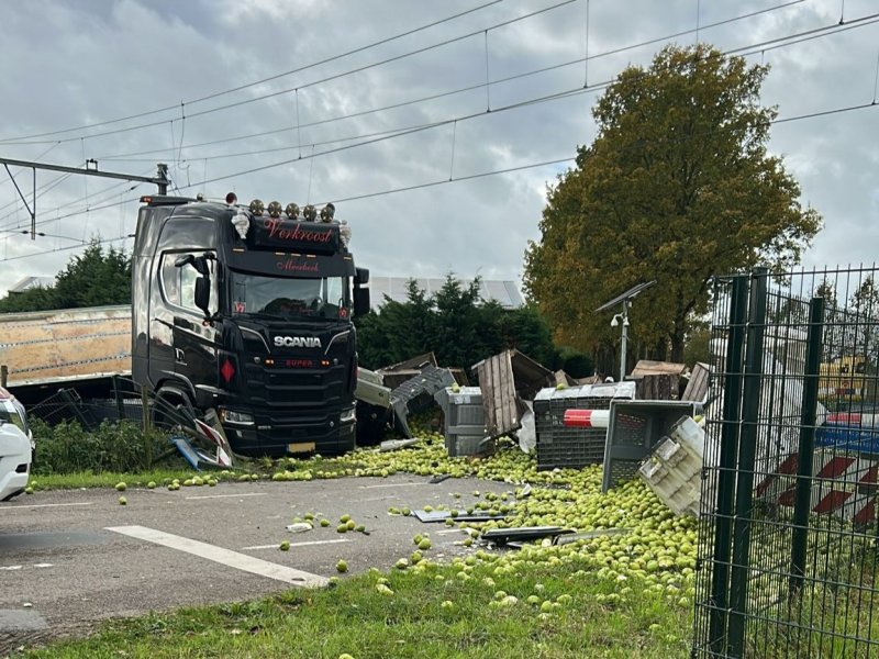 De vrachtwagen die ernstig beschadigd raakte door de aanrijding met de trein. (Foto: Amanda Blom)