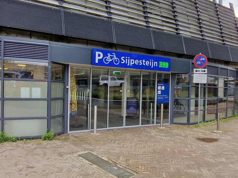 De entree van de fietsenstalling aan de Sijpestijnkade. (Foto: Clayweb / Treinenweb)