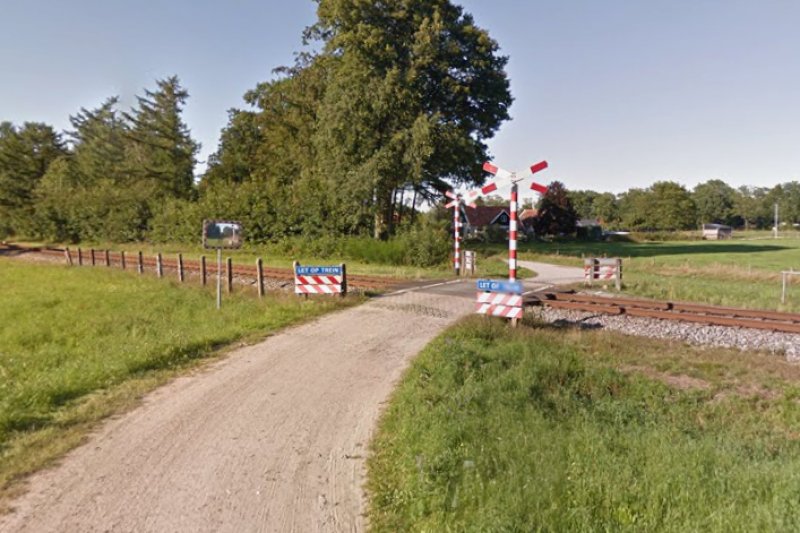 Deze onbeveiligde overweg bij Warnsveld is nu veiliger geworden. (Foto: Google Maps)