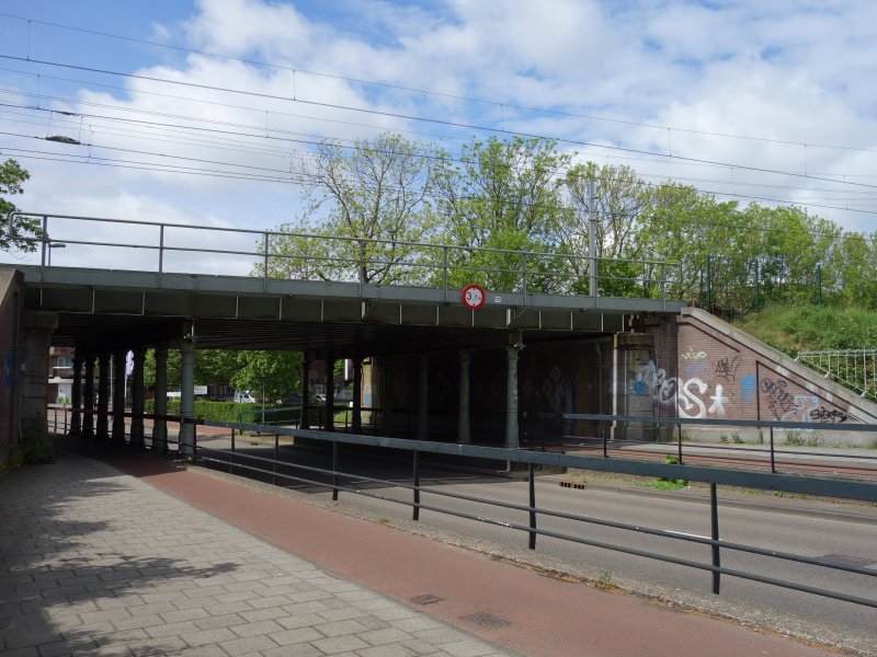 Een spoorbrug bij bij de Zijlweg in Haarlem. Het is niet bekend of deze ook dringend onderhoud nodig heeft. (Foto: Dqfn13/Creative Commons)