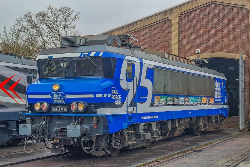 De Rail Force One locomotief die het toepasselijke nummer 1931 draagt met een bijzondere blauwe kleurstelling en een beeldend historisch verhaal. (Foto: Thijs Marsman)