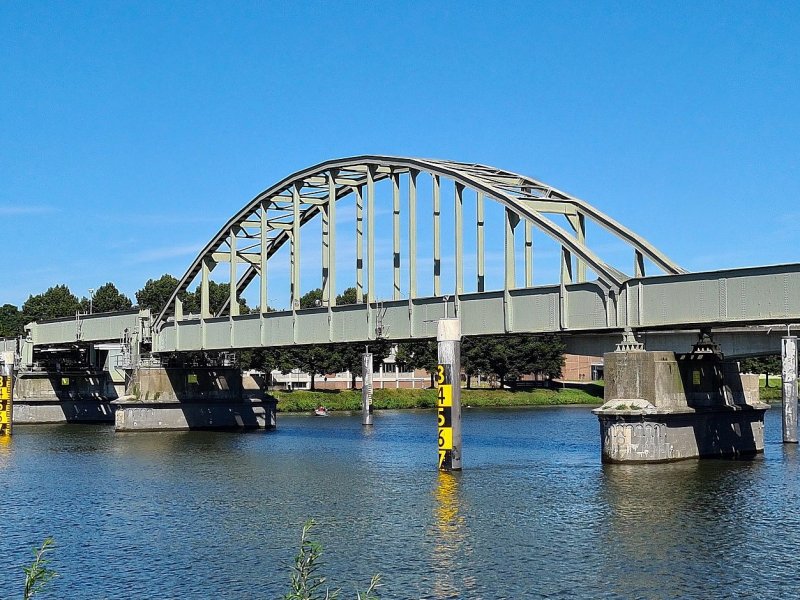 De spoorbrug bij Maastricht die al een poosje niet bereden is door spoorwegmaterieel. (Foto: Kleon3 (Creative Commons))