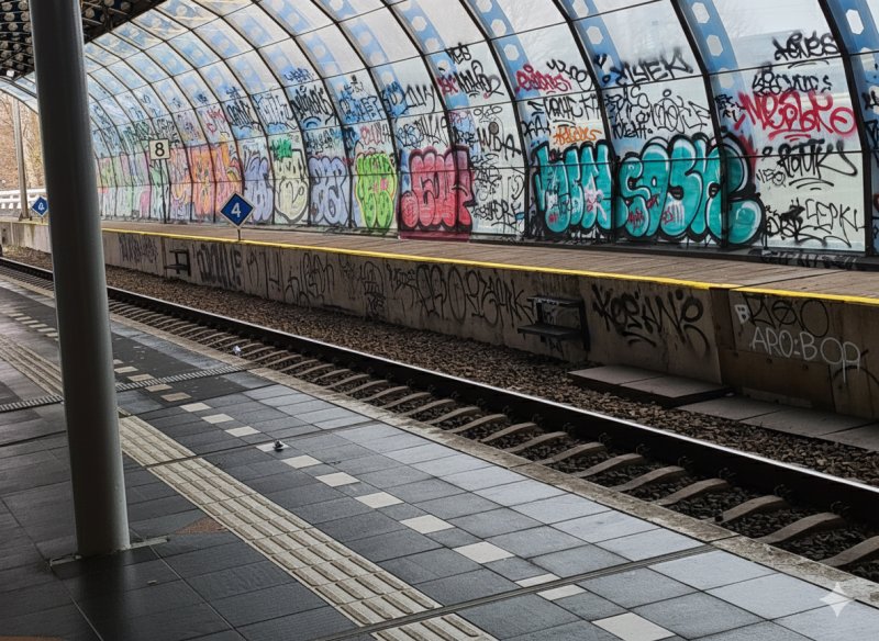 ProRail is per jaar ruim vier ton kwijt aan het verwijderen van graffiti. (Foto: Treinenweb - AI generated)
