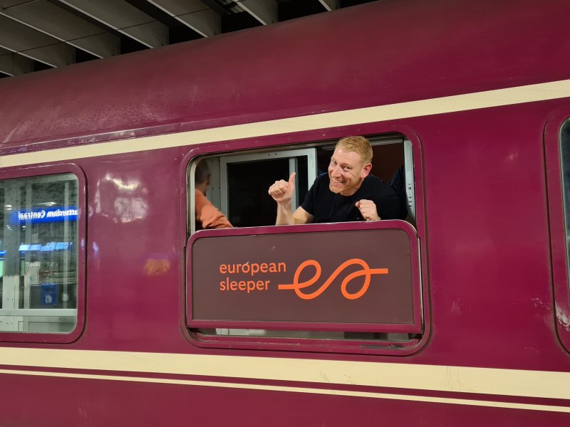 Een enthousiaste reiziger die met de European Sleeper meerijdt. Deze treinverbinding heeft dit jaar ook Italie aangedaan. (Rechten: Treinenweb/Clayweb)