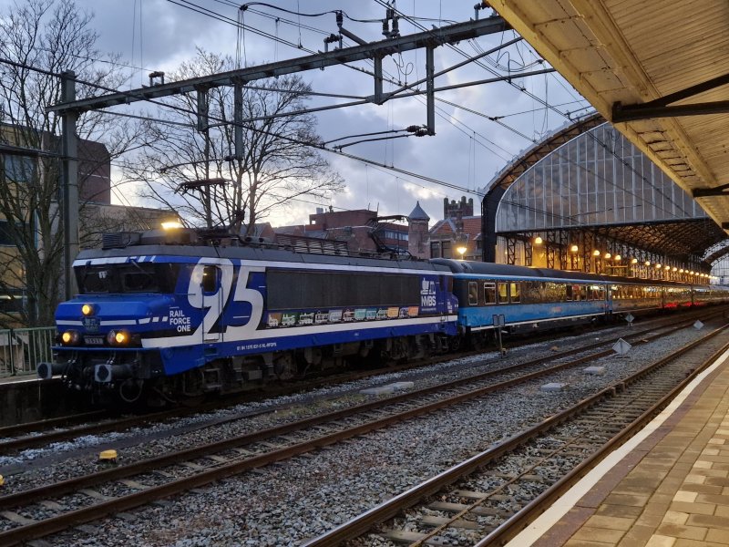 De Oliebollen Express van de NVBS die onverwacht station Haarlem bezocht. (Foto: Treinenweb/Clayweb)