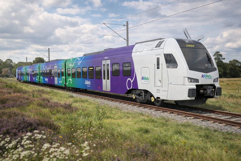Een impressie van de nieuwe treinen, die in een typisch Nederlands landschap rijdt. (Rechten: Stadler / Arriva Nederland, AI-bewerking door redactie)