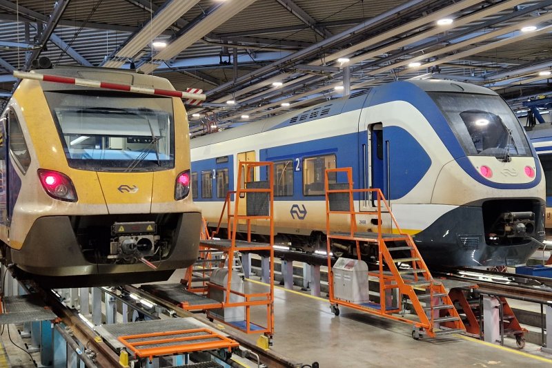 Ook in de NS-werkplaats bij Leidschendam wordt een deel van de NS-vloot onderhouden. Ook hier wordt er dag en nacht door monteurs gewerkt om zoveel mogelijk treinen weer inzetbaar te maken. (Foto: Clayweb / Treinenweb)