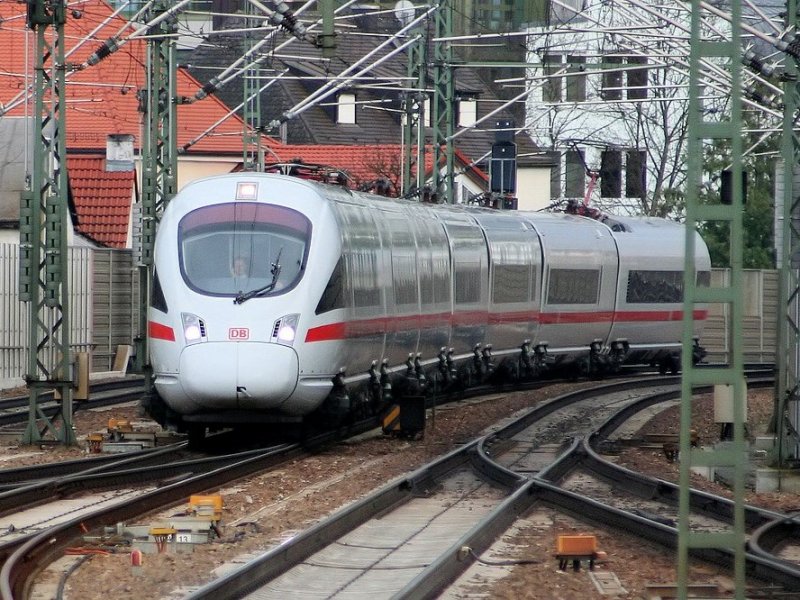 De werking van de kantelbak in beeld gebracht bij een stel uit de 411-serie. (Foto: Sebastian Terfloth (Creative Commons))