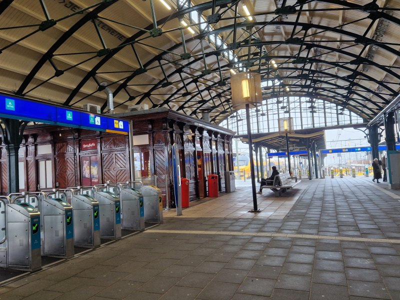 Het middenplein met de unieke sikkelspant dakconstructie. (Rechten: Treinenweb/Clayweb)