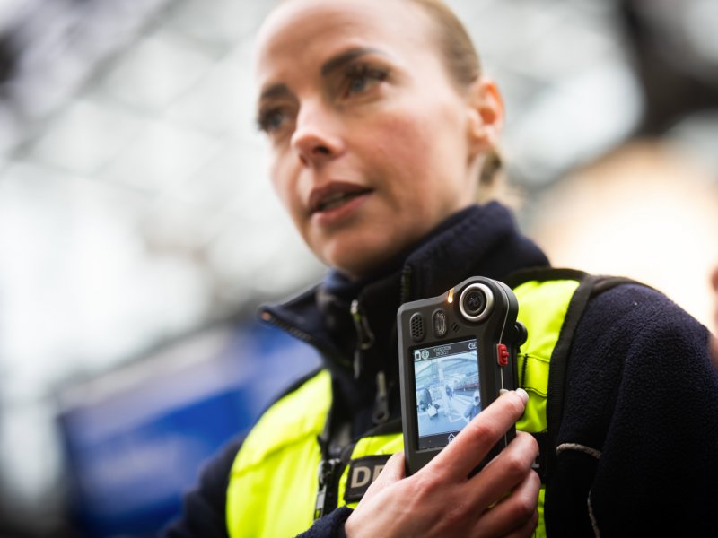 Treinpersoneel bij de Deutsche Bahn kan binnenkort over een bodycam beschikken. (Foto: Deutsche Bahn AG / Oliver Lang)