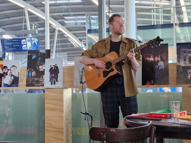 Cabaretier Albert Meijer trad maandag op in de stationshal van Utrecht Centraal. (Foto: Treinenweb/Clayweb)